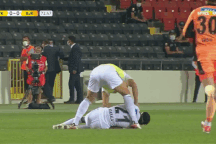 Kinh hoàng chứng kiến cảnh cầu thủ đổ gục xuống sân và bị co giật