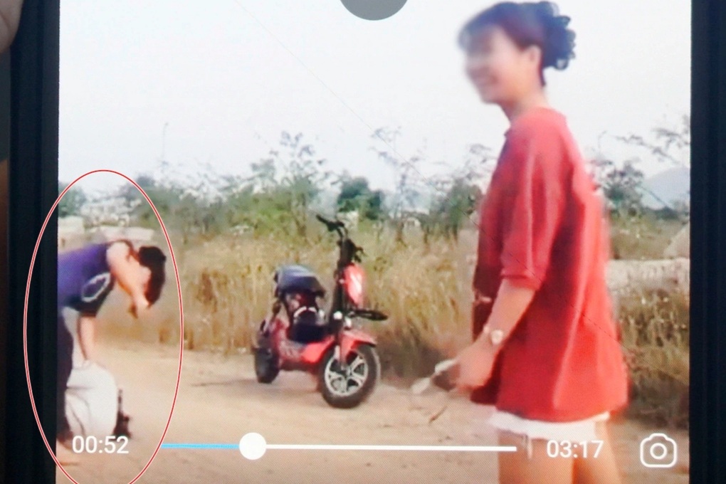Nữ sinh lớp 8 bị túm tóc, đánh đập thô bạo gây xôn xao dư luận - 2 Nữ sinh lớp 8 bị túm tóc, đánh đập thô bạo gây xôn xao dư luận - 2