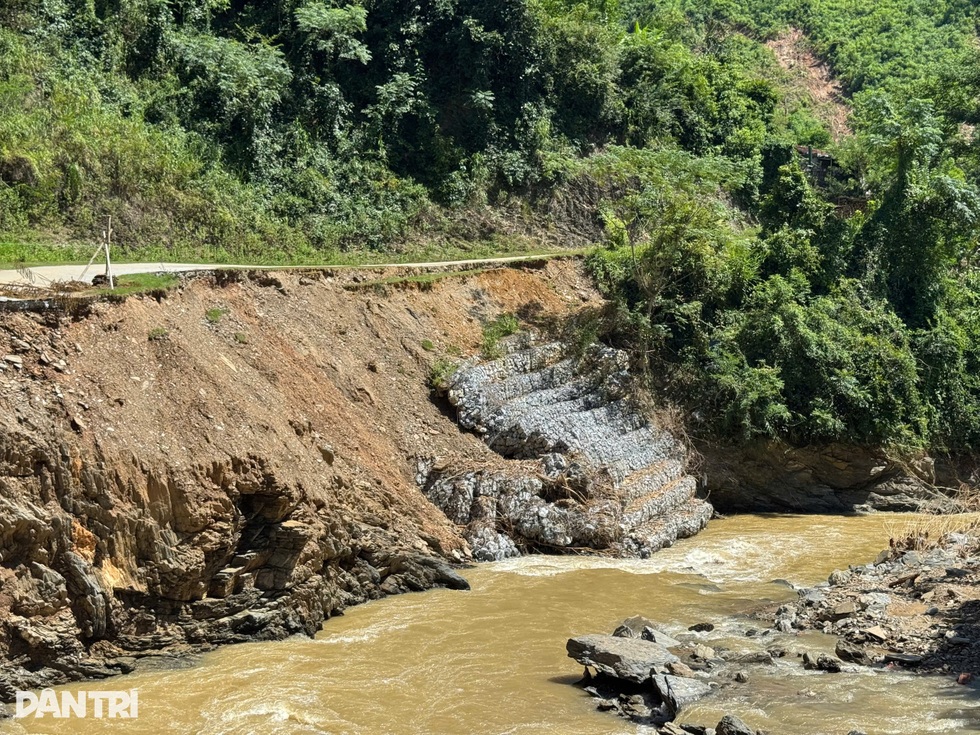 Báo Dân trí hỗ trợ khẩn cấp 6 hộ dân bị sập nhà sau bão Bualoi - 10 Báo Dân trí hỗ trợ khẩn cấp 6 hộ dân bị sập nhà sau bão Bualoi - 10