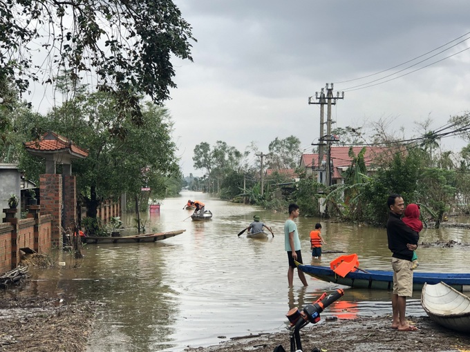 Phong Điền (Thừa Thiên Huế): Nước sông Ô Lâu ngập ngang nóc nhà, người dân thấp thỏm chờ lũ rút - Ảnh 7.