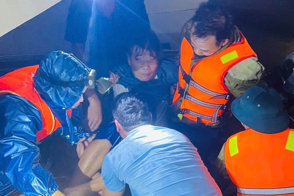 Hai người đi bắt chim trong đêm bị lũ cuốn trôi - 1