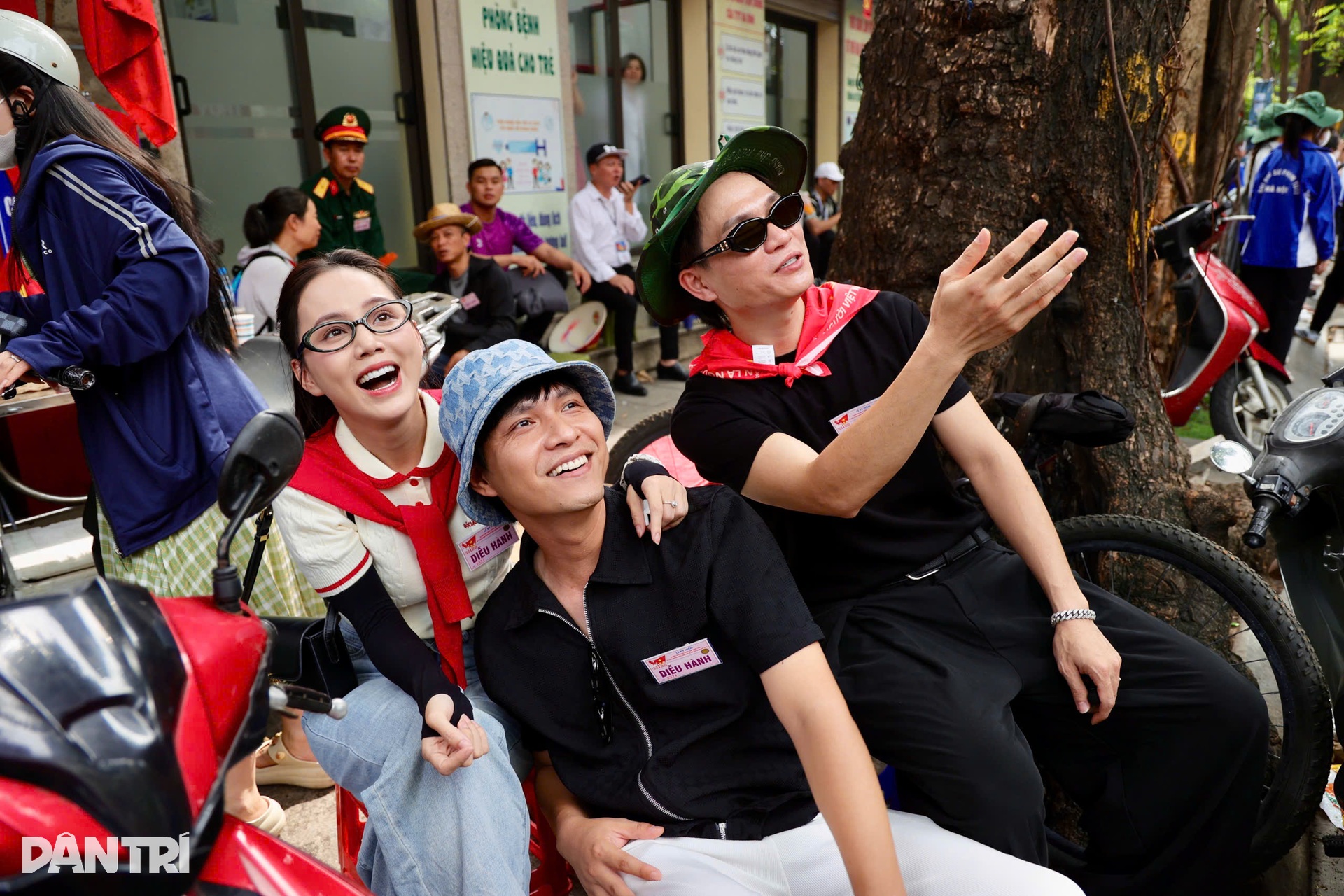 Nghệ sĩ tập A80: Đen Vâu, Hoàng Thuỳ Linh rạng rỡ, Lan Hương U70 vẫn sung - 8