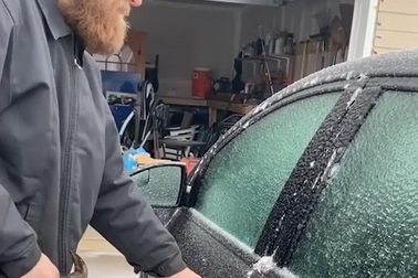 Cách mở cửa xe ô tô vào mùa đông tại một số quốc gia xứ lạnh