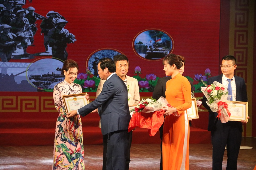 Bản hợp xướng hào hùng Màu hoa đỏ kỷ niệm 74 năm ngày Thương binh Liệt sĩ - 4 Bản hợp xướng hào hùng Màu hoa đỏ kỷ niệm 74 năm ngày Thương binh Liệt sĩ - 4