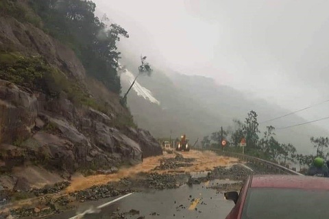 Nhiều tuyến tỉnh lộ tan nát, cửa ngõ miền tây Khánh Hòa bị phong tỏa