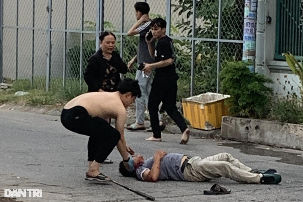 Người đàn ông bị đâm gục trước nhà ở TPHCM - 1 Người đàn ông bị đâm gục trước nhà ở TPHCM - 1