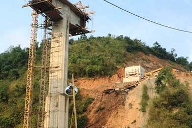 Vụ sập giàn giáo 4 người tử vong: Tạm đình chỉ nhà thầu thi công