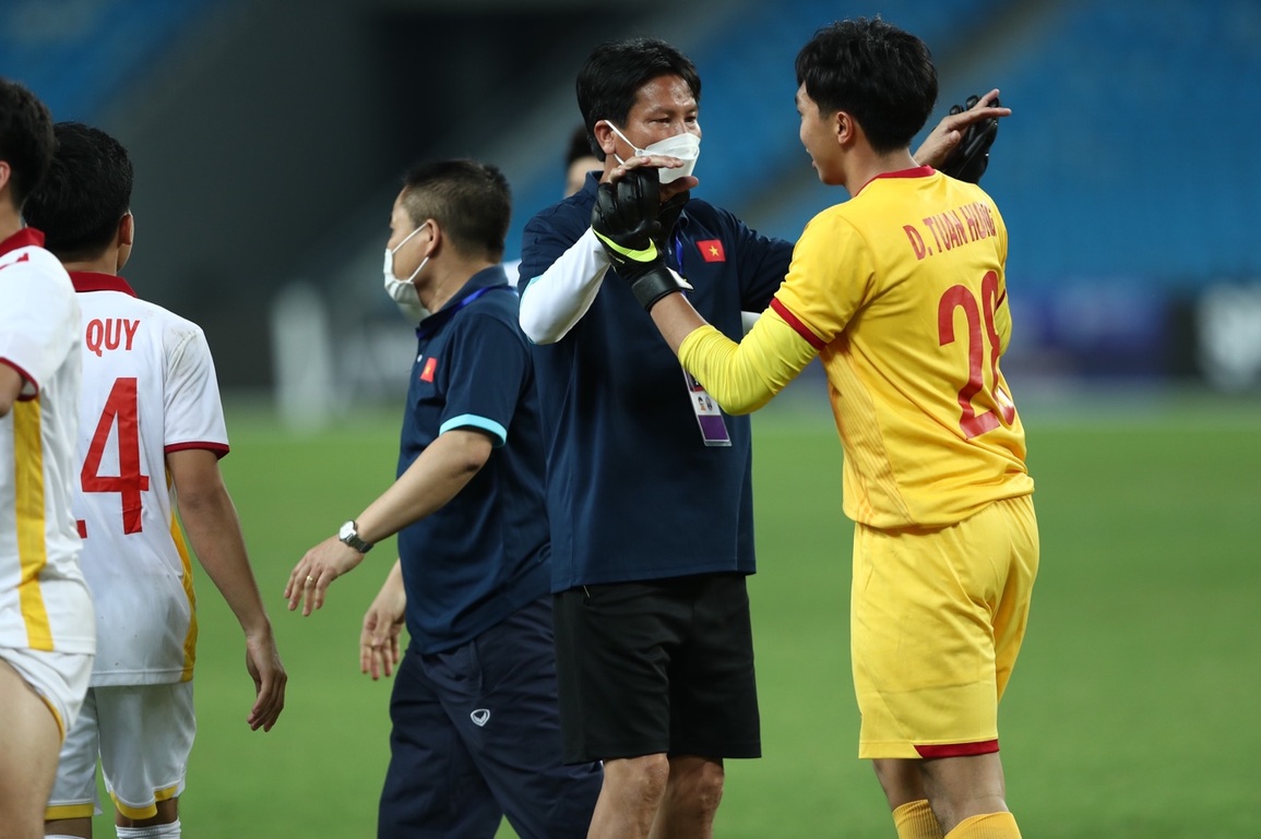 Vì sao HLV Đinh Thế Nam ngăn tuyển thủ U23 ôm nhau ăn mừng? - 2 Vì sao HLV Đinh Thế Nam ngăn tuyển thủ U23 ôm nhau ăn mừng? - 2