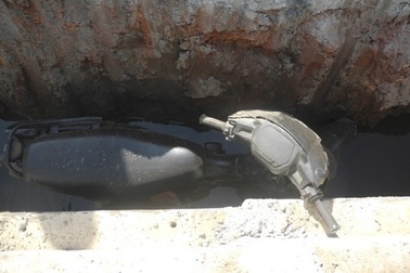 Phi xe xuống hố công trình, nam thanh niên tử vong