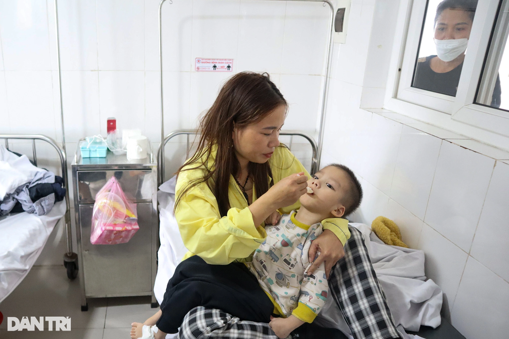 Người phụ nữ bị lừa tình nuôi con bại não, bố ngồi xe lăn, mẹ suy thận - 4 Người phụ nữ bị lừa tình nuôi con bại não, bố ngồi xe lăn, mẹ suy thận - 4