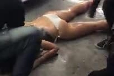 “Chân dài” gợi cảm gặp tai nạn bất ngờ khi đang rửa xe