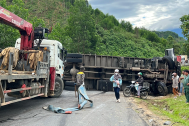 Xe tải tự lật chắn ngang đường Hồ Chí Minh, giao thông tê liệt nhiều giờ