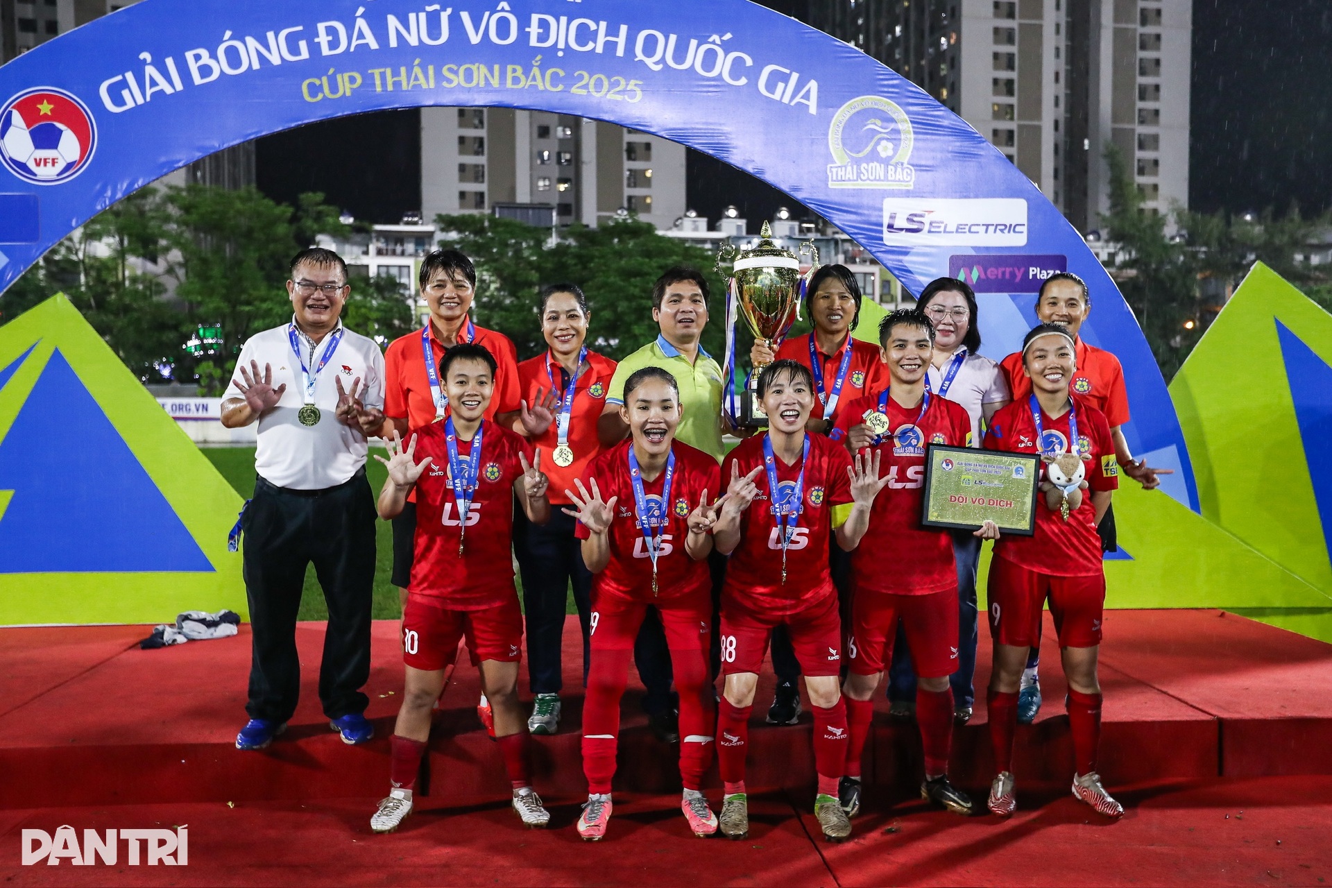 Huỳnh Như cùng đồng đội ăn mừng chức vô địch Quốc gia nữ - 13