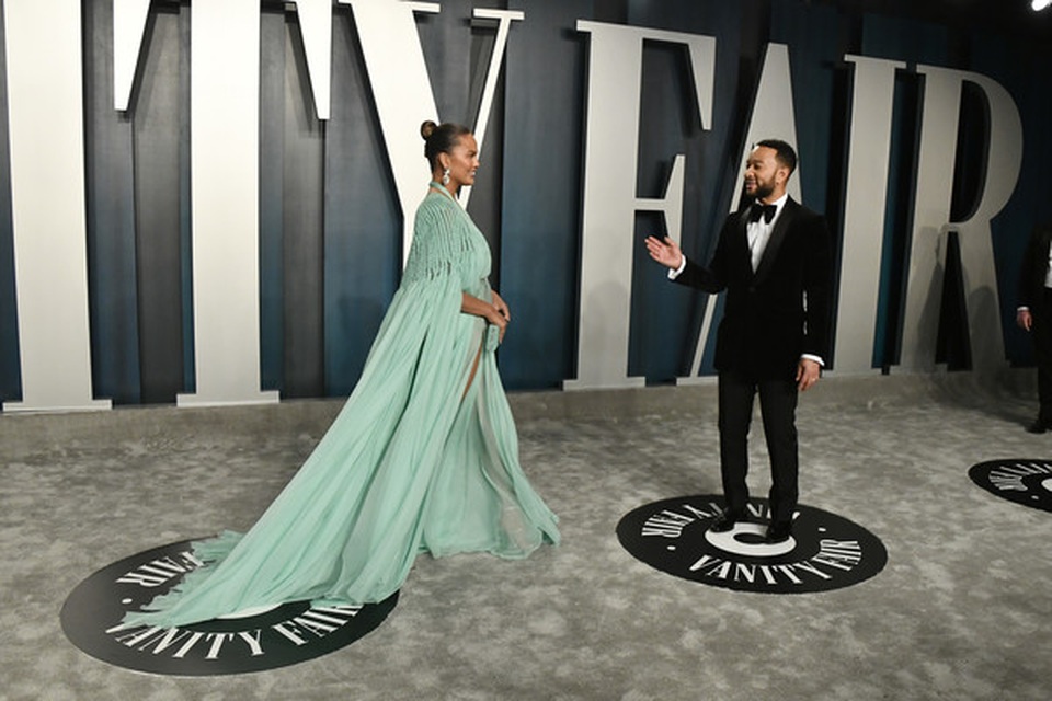 Chrissy Teigen tình tứ hôn chồng khi đi xem bóng rổ - 6 Chrissy Teigen tình tứ hôn chồng khi đi xem bóng rổ - 6