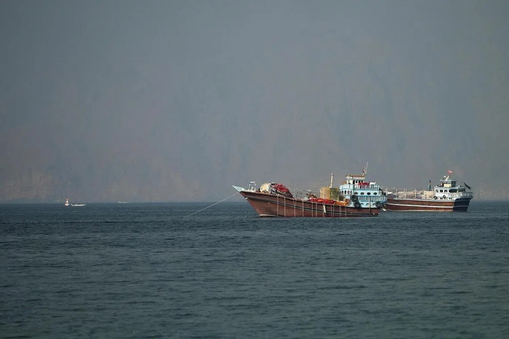 Iran, Oman lần đầu họp bàn về quản lý eo biển Hormuz - 1