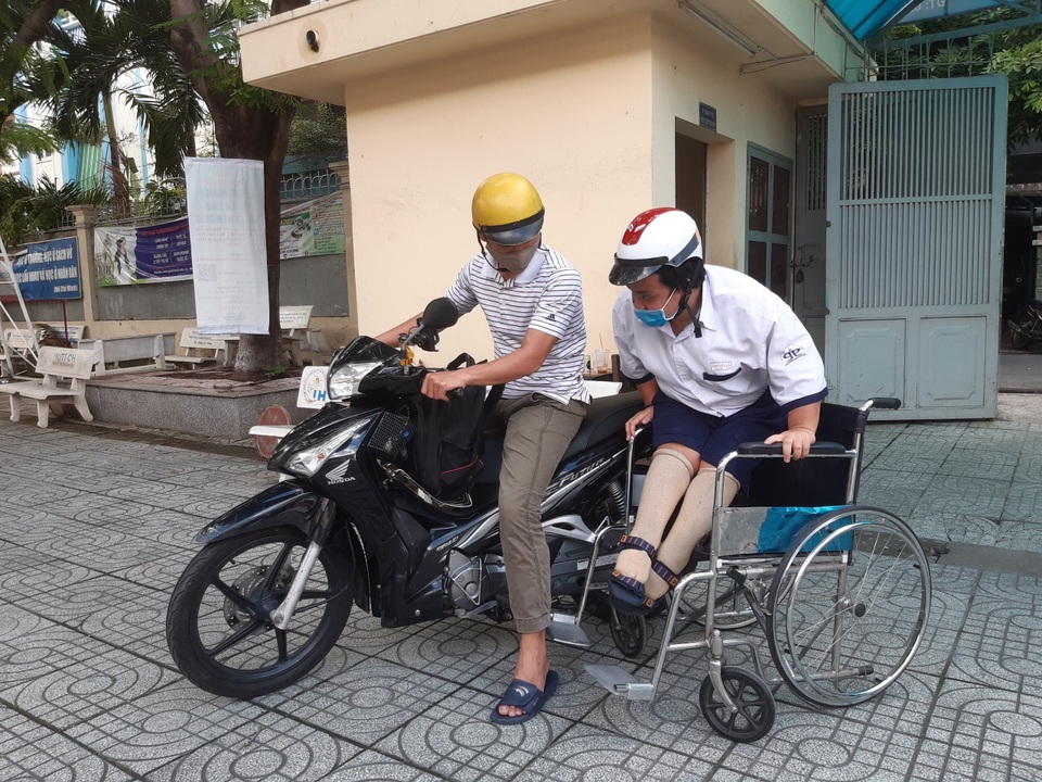 Kỳ thi tốt nghiệp THPT đáng nhớ của sĩ tử ngồi xe lăn giàu đam mê - 2 Kỳ thi tốt nghiệp THPT đáng nhớ của sĩ tử ngồi xe lăn giàu đam mê - 2