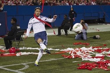 Beckham tức giận vì bị fan quá khích ném... lon bia