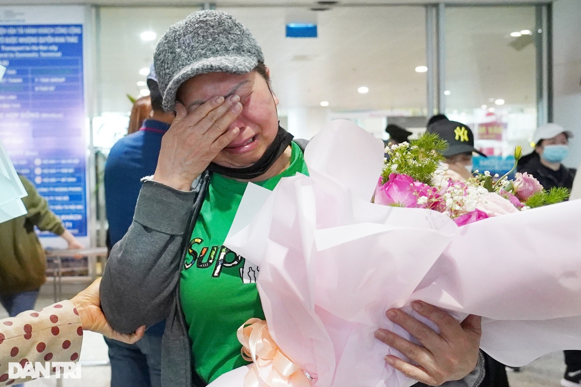 Hình ảnh gần 600 người Việt về nước từ vùng chiến sự Ukraine sáng 13/3 - 12 Hình ảnh gần 600 người Việt về nước từ vùng chiến sự Ukraine sáng 13/3 - 12