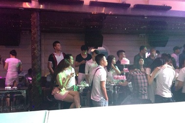 Đột nhập quán "bar ngầm" trong du thuyền “bức tử” hồ Tây