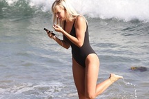 Nữ vú em tố Mel B ký thỏa thuận tình dục tươi rói trên biển