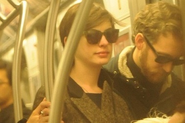 Khi siêu sao cũng đi tàu điện