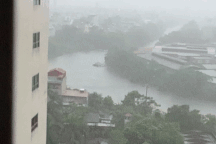 Khoảnh khắc sét đánh tóe lửa xuống Hà Nội, bầu trời đen kịt như muốn đổ sập