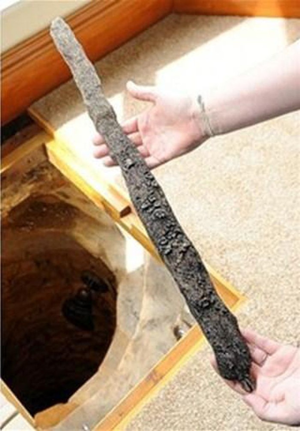 Sửa nhà, người đàn ông tìm thấy giếng cổ chứa nhiều kho báu - 3 Sửa nhà, người đàn ông tìm thấy giếng cổ chứa nhiều kho báu - 3