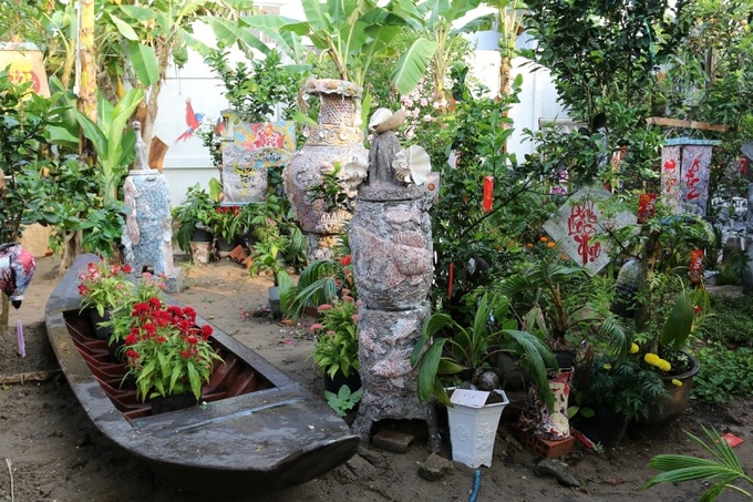 Những bức tranh, tượng điêu khắc được bày trí trong Phố ông Đồ.