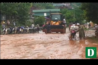 Mưa lớn gây sạt lở quốc lộ 7 ở Nghệ An