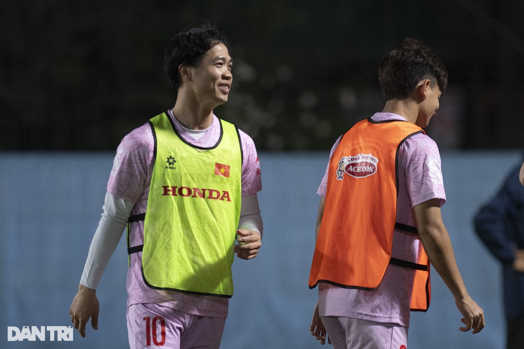 HLV Troussier loại 5 cầu thủ Việt Nam trước trận gặp Indonesia - 1