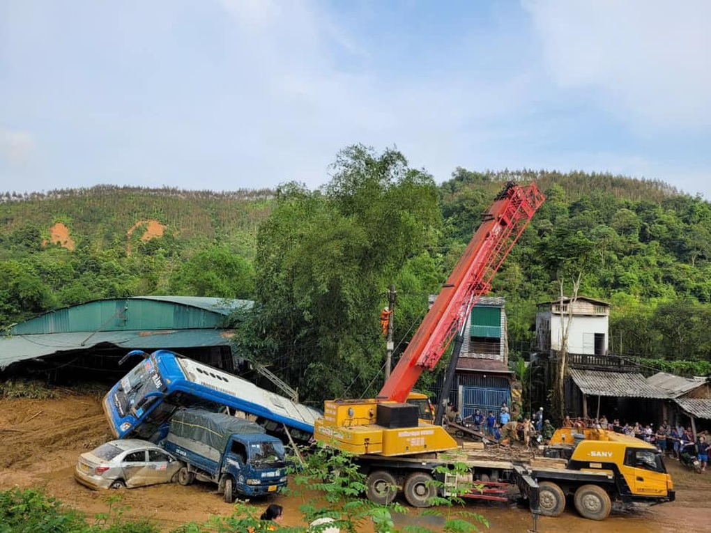 Sạt lở ở Hà Giang: Tài xế kể phút thoát chết, xe văng xa 20m kẹt ở khe suối - 1 Sạt lở ở Hà Giang: Tài xế kể phút thoát chết, xe văng xa 20m kẹt ở khe suối - 1