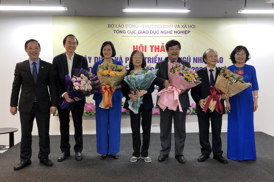 Phát triển đội ngũ giáo viên dạy nghề thích ứng với yêu cầu mới - 6 Phát triển đội ngũ giáo viên dạy nghề thích ứng với yêu cầu mới - 6