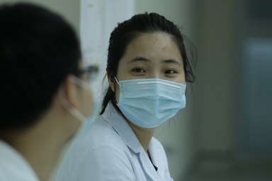 Đôi vợ chồng trẻ trở thành "đồng đội" trên tuyến đầu chống dịch