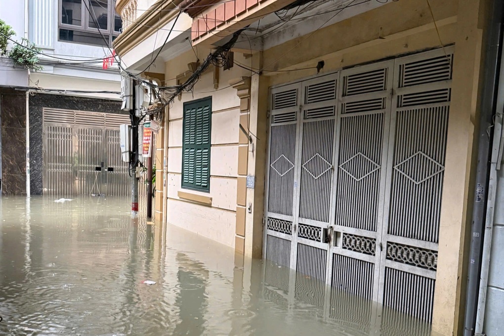 Nước dâng cao cả mét tràn vào nhà, người Hà Nội hì hục dùng xô tát - 3 Nước dâng cao cả mét tràn vào nhà, người Hà Nội hì hục dùng xô tát - 3