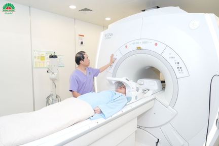 Bé gái 6 tuổi bất ngờ phát hiện khối u vùng não khi tầm soát dậy thì sớm