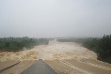 Người trực tiếp xả lũ ở hồ Vực Mấu: “Chúng tôi vận hành theo đúng quy trình!”.