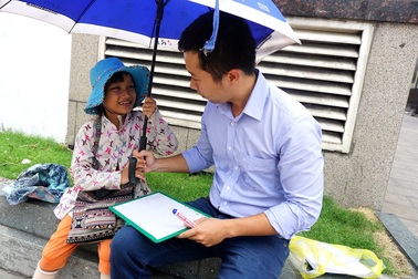 Nhân viên ngân hàng dành giờ nghỉ trưa dạy chữ cho bé bán vé số giữa Sài thành