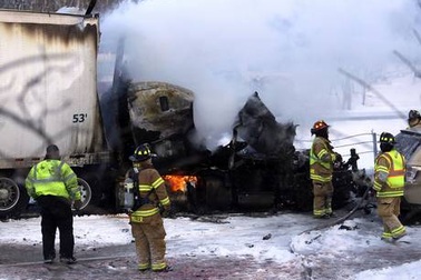 Mỹ: Gần 200 xe tai nạn làm tê liệt đường cao tốc