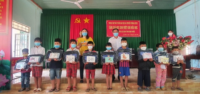 Các em học sinh vượt khó, hiếu học nhận quà từ Trung tâm CEDC.