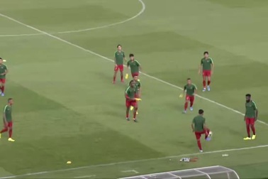 Các cầu thủ Indonesia khởi động tại sân Gelora Bung Karno