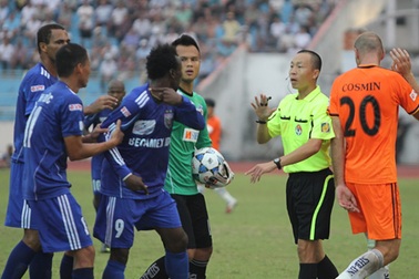 Giới trọng tài trong ngôi nhà không yên ả