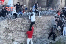 Rơi xuống vực vì đi tắt, cô gái thoát chết nhờ chàng trai giữ chặt chân