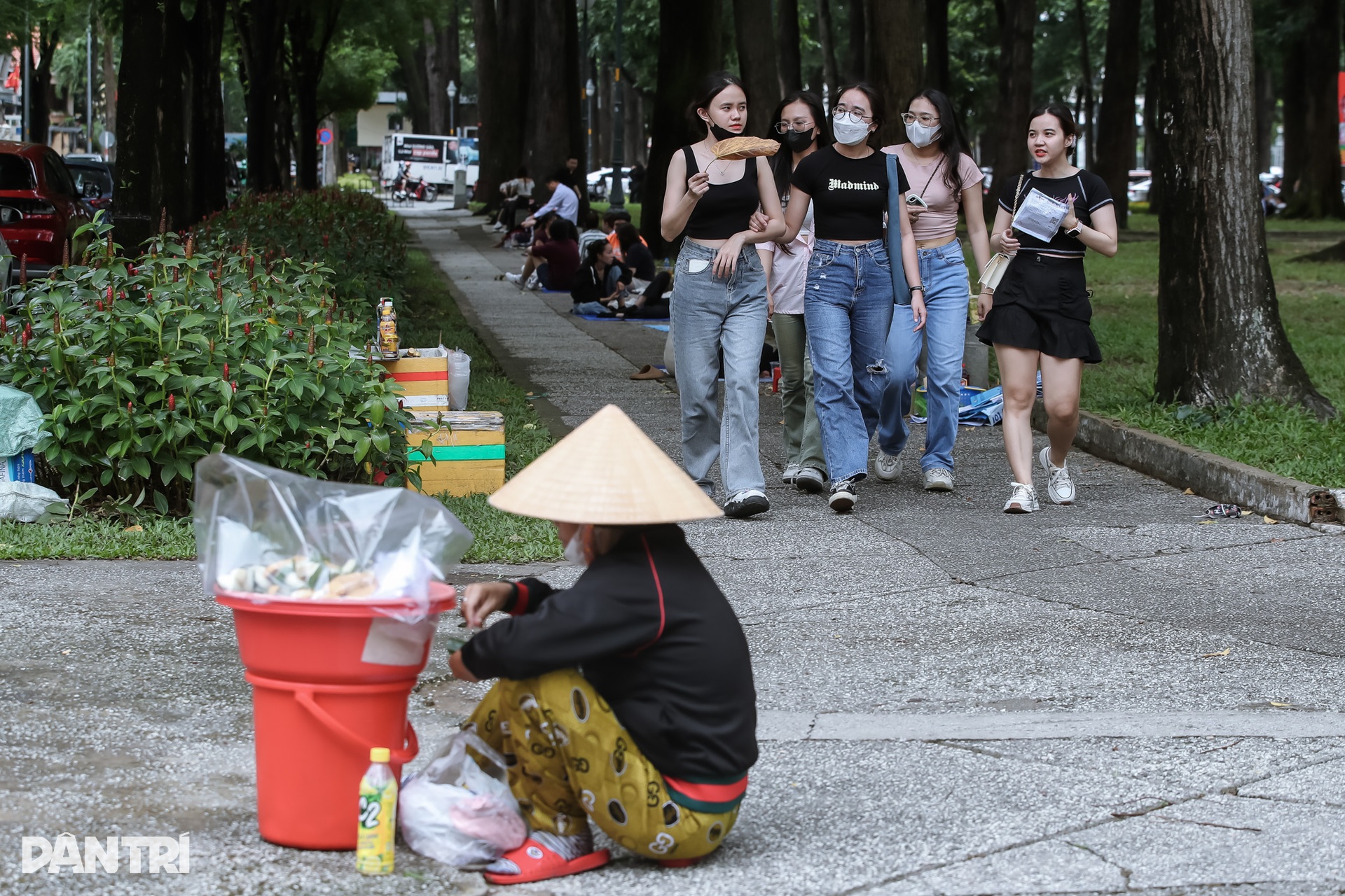Cảnh nhếch nhác ở công viên giữa trung tâm TPHCM - 10 Cảnh nhếch nhác ở công viên giữa trung tâm TPHCM - 10