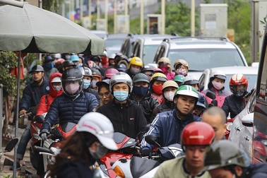 Hà Nội: Đường Nghi Tàm ùn tắc vì thi công cầu vượt An Dương