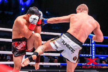 Lĩnh “mưa đòn”, võ sĩ Trung Quốc không thể đứng vững