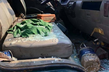 Đã xác định đôi vợ chồng đi xe máy rượt đuổi, ném gạch vỡ kính xe tải