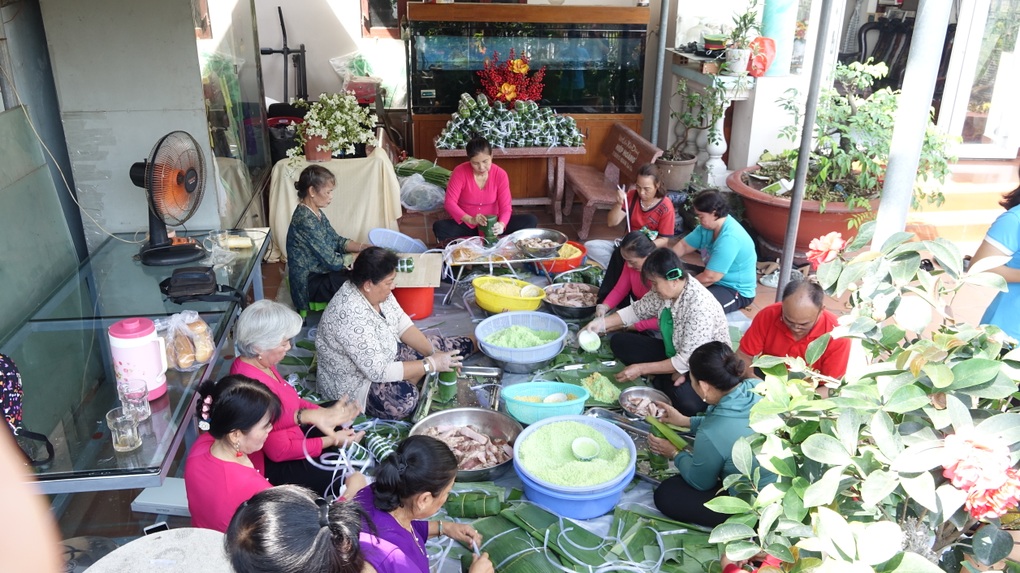 Bà chủ trọ gói hàng trăm đòn bánh tét tặng công nhân: Tôi từng khổ như họ - 1 Bà chủ trọ gói hàng trăm đòn bánh tét tặng công nhân: Tôi từng khổ như họ - 1