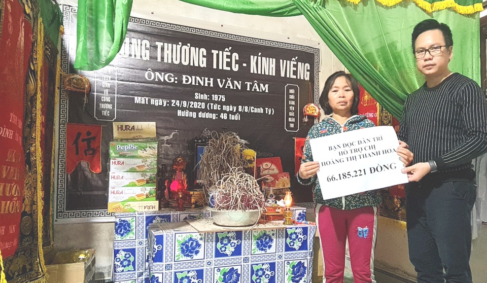 Chiều 8/12, Nhà báo Nguyễn Duy - Phó trưởng Văn phòng báo Dân trí Bắc Miền trung trao 66.185.221 đồng do bạn đọc hỗ trợ gia đình chị Hoa. Chiều 8/12, Nhà báo Nguyễn Duy - Phó trưởng Văn phòng báo Dân trí Bắc Miền trung trao 66.185.221 đồng do bạn đọc hỗ trợ gia đình chị Hoa.