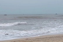 Sóng lớn đánh chìm thuyền, một ngư dân mất tích trên biển