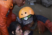 Giải cứu cô gái Indonesia sau hai ngày mắc kẹt cạnh thi thể mẹ